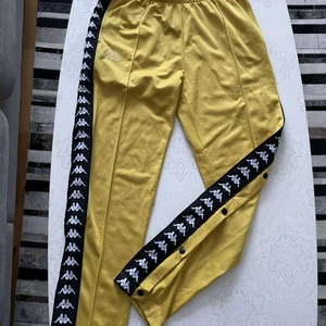 Gula Kappabyxor - Ett par gula Kappabyxor i storlek XL, passformen är lite smalare så skulle säga att det passar L alldeles utmärkt. Byxorna är i gott skick, endast använda fåtal gånger. 