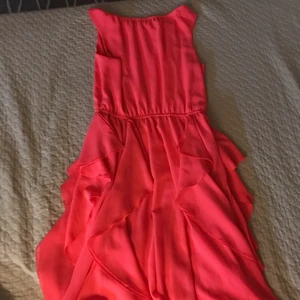 Ljus rosa klänning - Medium längd. Mjuk material, inga fläck eller hål.