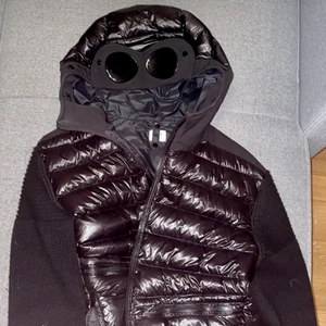 C.P Company jacka  - Svart cp jacka inköpt för ett 1 år sedan använd sparsamt. Väldigt bra skicka inga hål eller märken på slitage. Äkte hets sedel, tags och kvitto finns med skriv för att få bild på de! Nypris 6400kr