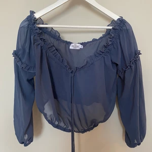 Blå topp - Blå topp igen NAKD. Storlek 38. Säljer för 60kr + frakt. Totalpris: 112 kr