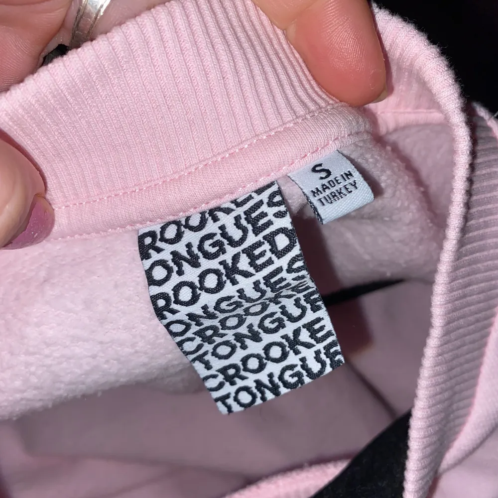 Rosa hoodie med olika lila tryck. Den är köpt på ASOS men det är från ett märke som heter Crooked Tongues i storlek S och har en bra passform👍🏼💗 ordinarie pris 549kr. Frakt tillkommer . Hoodies.