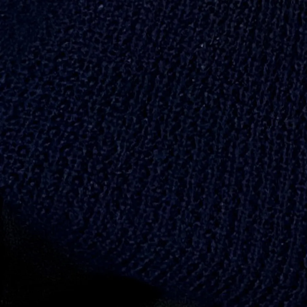 En tätstickad marinblå tröja i storlek S från märket Soaked in Luxery. Plagget är ej figursytt men lägger sig inte heller pösigt då den har en rak figur. Vid fotningen av plagget användes blixt vilket får den att se mer genomskinlig ut än vad tröjan egentligen är. . Stickat.