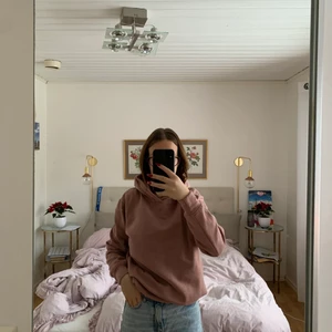 Hoddie - Tänkte sälja denna rosa hoddie då den aldrig kommer till användning! Står att det är i storlek XS men passar även S och M, beroende på hur man vill att den ska sitta. Frakten kommer att ligga på 66kr! 