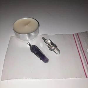 Hängen - Säljer dessa fina hängen du kqn hänga på ett halsband elr bara ha. Jätte fina.