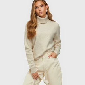 Stickad tröja  - Stickad tröja som jag aldrig använt (lappen är kvar) nypris 499