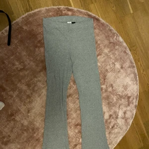 Byxor  - Gråa byxor som är randigt material utsvängda där nere och väldigt stretchiga 😃