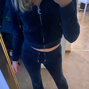 Juicy Couture  - Säljer mitt juicy couture sett! Kan tänka mig att sälja separat men helst som sett. Jag själv har aldrig använt kläderna, köpte av en tjej här på Plick och säljer för att byxorna är för små.  Byxorna är i XXS och tröjan i XS. Färgen är night sky!  Skriv privat vid frågor osv!💓  ❗️BYXORNA SÅLDA❗️ köp koftan för 750kr