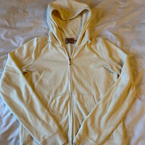 Juicy couture - Juicy couture med trygg bak. Stl L men liten i Stl. Mer som S/M. Välanvänd. Färgen är cremevit. Köpt på Raglady.