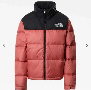 The North Face 1996 Retro Nuptse Jacka - Säljer min jacka som endast är använd en vinter då jag inte känner ett behov av den längre. Storlek XS men passar även S. Skriv för mer info/bilder.