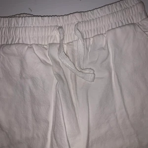 linnebyxor  - vita raka linnebyxor! sitter oversized och är i toppen skick!🤍🤍🤍🤍