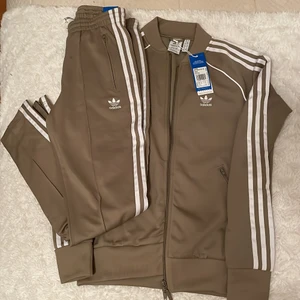 Adidas dress limited edition - Helt ny adidas dress, unik för färgen och limited edition. Svårt att få tag på storlek 36. Säljer först till kvarn. 