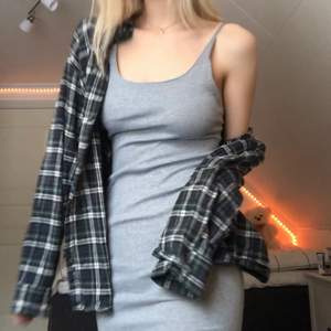Helt oanvänd grå bodycon klänning ♥️ Står ej storlek men passar väldigt bra på mig själv som är S :) Kan mötas upp i Stockholms området, annars står köparen för frakten ♥️