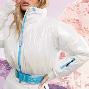 HÄFTIG SKIDJACKA - OBS‼️ inte mina bilder. Skickar egna bilder vid intresse✨ häftig skidjacka som sticker ut från mängden. Kort i modellen, storlek 38 men passar även för de som har storlek 36. Inköpt förra året men blev aldrig använd, så helt i nyskick✨. Är nu slutsåld på hemsidan (asos). Nypris: 1109 | mitt pris: 500. Kan gå ner i pris vid snabb affär😇