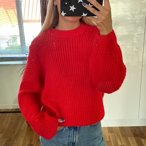 Stickad tröja  - Supermysig röd stickad tröja i storlek S. Fint skick, jätteskön och sticks inte alls 💕