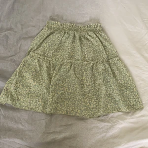 Blommig kjol - Säljer denna blommiga kjolen från Shein i strl S. Endast provad. Kontakta mig vid intresse eller frågor💕