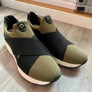Stockholm design group sneakers - Använda ca 3 gånger. Bra skick. Väldigt bekväma och enkla att ta på. Ordinarie pris 1299kr. Jag står inte för frakten. 