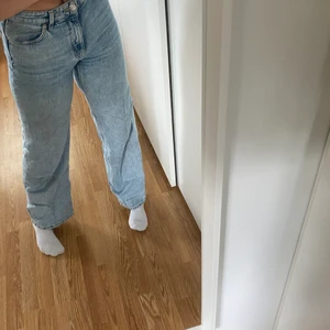 Yoko blue jeans, Monki - Säljer dessa blåa wide jeans då dom tyvärr är för små för mig.  Bra längd och sköna jeans. 