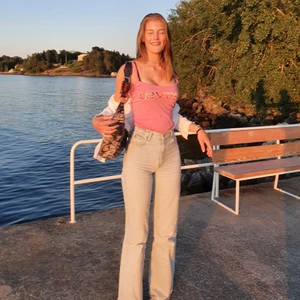 LEVI'S LINNE - Ascoolt vintage linne från Levi's i rosa med mönstrad text. Passar dig mellan XS-M i storlek🥰 Sommrig färg och bra kvalité💞