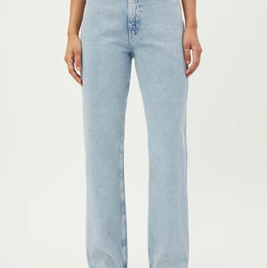 Weekday Rowe Jeans - Rowe-extra high straight jeans. Ljus blå jeans från Weekday i storlek 29x30. Använda fyra gånger men är för stora därav vill jag sälja dem. Fint skick fortfarande, nästan som nya.