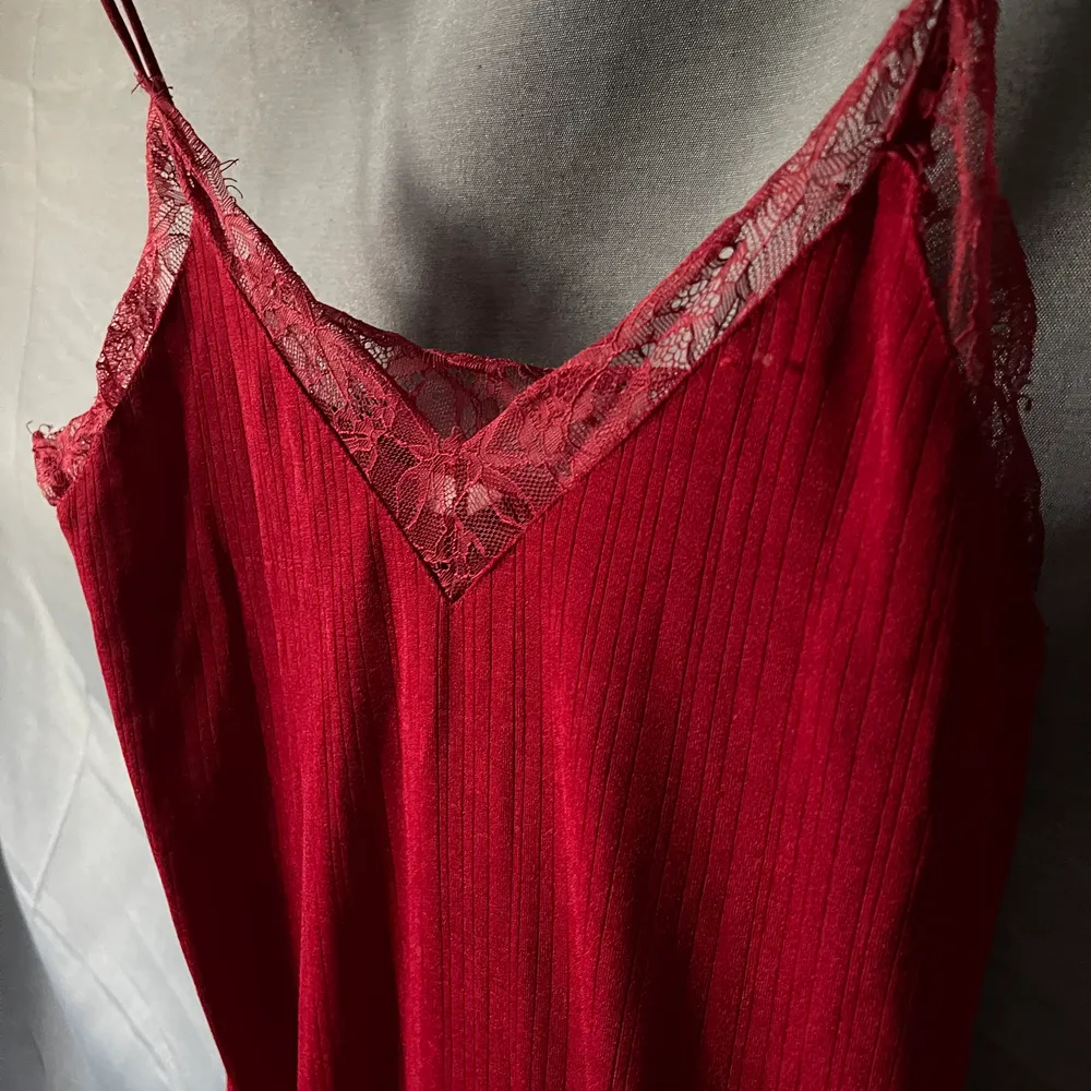 Dark red lace top in size XS. In new condition. . Toppar.