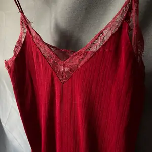 Dark red lace top in size XS. In new condition. 