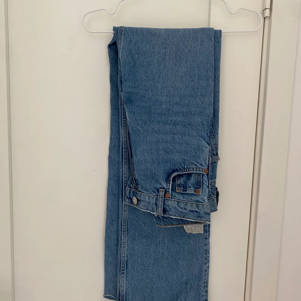 Långa raka jeans från zara, modellen ”jeans med hög midja wide leg full length”. Använda några gånger men i bra skick, storlek 34 och långa i benen på mig som är 172 cm! . Jeans & Byxor.