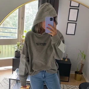 Mysig hoodie med stor luva - Hoodie från Zara. Beige med svarta och vita detaljer. Storlek L.