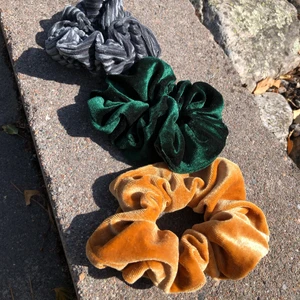 Skrunchis - Säljer dessa sex skrunchis tillsammans eller för sig. Alla är i fint skick och väldigt lite använda. 5 kr styck eller 20 för alla!                                                   Köparen står för frakten!