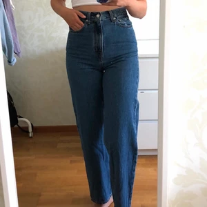 Levi’s high loose jeans - Levis jeans som tyvärr är för små för mig. De har spruckit lite bredvid märket (sista bilden) men har sytt igen och syns knappt. Annars helt felfria:)