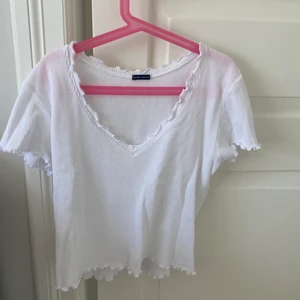 Brandy Melville topp  - Aldrig använd! En jättefin Brandy Melville tröja som bara hängt i min garderob sen januari 2020. Köpt på Brandy Melville i Miami. Men kom aldrig till användning då den tyvärr är lite stor för mig. Jättefint mönster, volang och v rigning. Inga fläckar🌟  Brandy Melvilles one size, typ xs-m väldigt strechig! Ny pris 240kr 