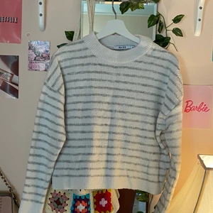 Randig stickad tröja - Trendig randig tröja, använd men i bra skick ! Buda från 50kr privat