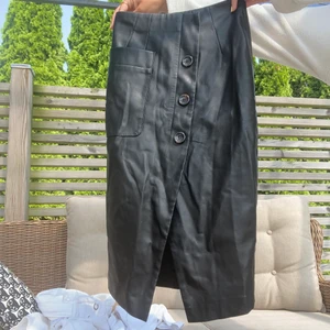 Svart skinnkjol - Säljer min balla, svarta skinnkjol från stradivarius som tyvärr är för liten för mig:( Passar en XXS-XS🖤🖤Använd endast ett fåtal ggr, i bra skick! DM:a för fler bilder/frågor
