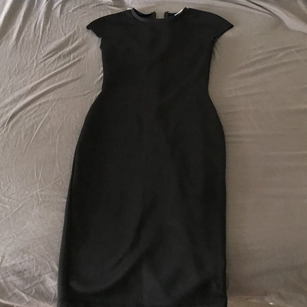 Figurformad klänning i svart. Från ginatricot. Storlek xs. Använd 1 gång. Klänningar.