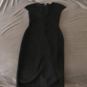 Figurformad klänning i svart. Från ginatricot. Storlek xs. Använd 1 gång