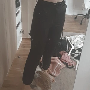 Cargo byxor  - Fina och bekväma cargobyxor. Sitter väldigt tajt ocj kort på mig som har strl 36. Obs! Byxorna saknar en av "spånnen" på sidan av benet