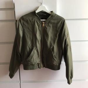 Bomberjacka  - Grön bomberjacka från Cubus. Storlek M