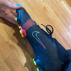 FOTBOLLSSKOR - fotbollsskor som endast är testade en gång och de kändes inte bra för mina fötter. Köptes för 999kr och säljs för 800kr. Skorna ser helt nya ut och är i storlek 39🤍