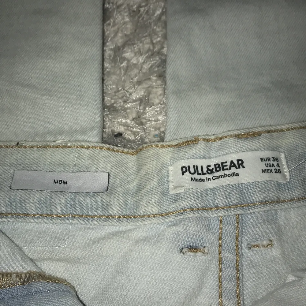 these are super cute jeans from pull & bear with the iconic mom fit. they are in great condition and go with any top!!. Jeans & Byxor.