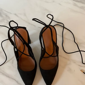Svarta klackar - Köpta på asos för ca 9 månader sen. Använda endast 2 gånger. Snörning runt ankeln