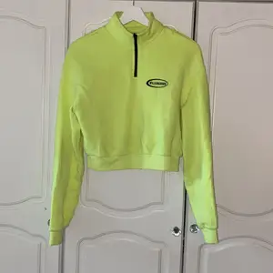 Neon gul/grön tröja från H&M i storlek XS. Fint skick nästan aldrig använd. Lite mer neon färg i vetkligheten, var svårt att få med på bild.