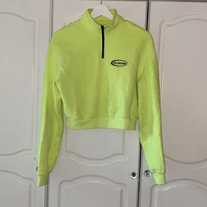 Neon gul/grön tröja i storlek XS - Neon gul/grön tröja från H&M i storlek XS. Fint skick nästan aldrig använd. Lite mer neon färg i vetkligheten, var svårt att få med på bild.