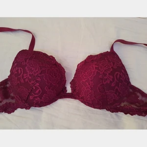Vinröd spets-BH - Vinrödspetsmönstrad BH B-kupa