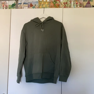 Hoodie från H&M stl S - Grön hoodie från H&M. Storlek S. Plagget tvättas innan det skickas iväg 