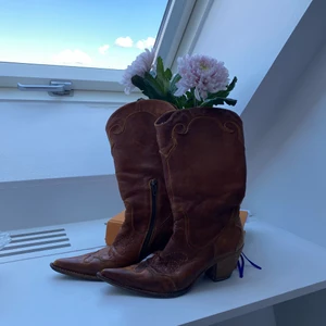Cowboyboots 🤠  - Trendiga cowboyboots som är as balla! Dom är i strl 36! Dom är i använt skick men det tycker jag bara gör dom ännu snyggare! 