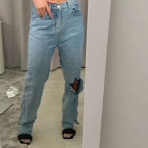 JEANS FRÅN P L T - Jeans från Pretty Little Thing, super coola. Jag är 156, så på mig är det oversized. På jeansen är det även slits längst nere men syns inte så bra på bilderna. 💙 Frakten är inte inkluderad i priset