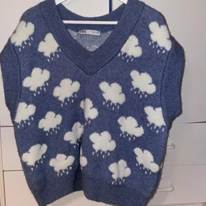  Stickad väst - Stickad väst från Zara i strl S, säljer på grund av att den inte kommer till användning längre💙☁️ 180kr+frakt           Priset kan diskuteras