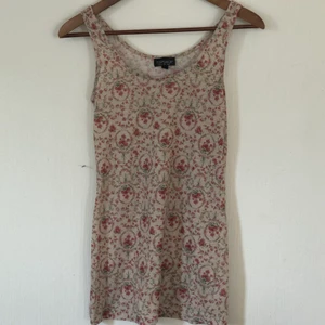 Linne - Supersött blommigt linne från topshop. Storlek 34. Priset kan diskuteras. Köparen står för frakten!