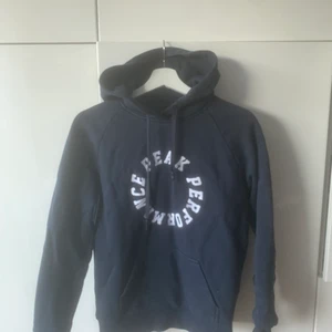 Peak performance hoodie  - Marinblå Peak performance hoodie i storlek M, 350