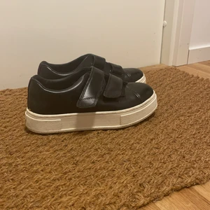 Eytys velcro - Säljer mina eytys velcro som tyvärr bara är använda några få gånger då dom är lite för små för mig, vilket är synd då dom är assnygga. Dom är i storlek 39 och bud från 1300kr❣️ 