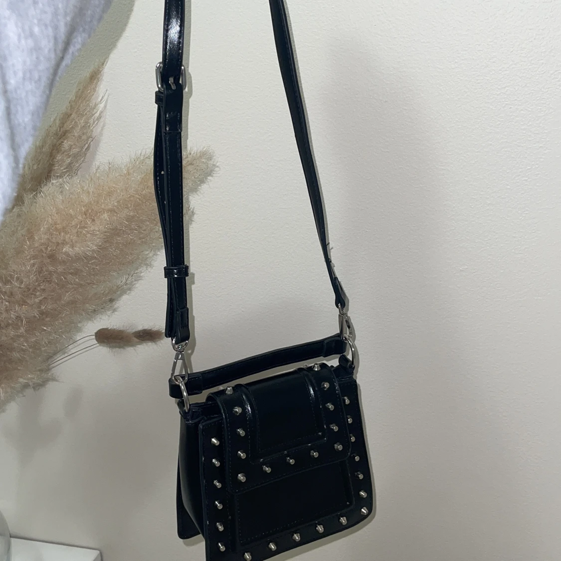 Minicityvöska med nitar från Zara